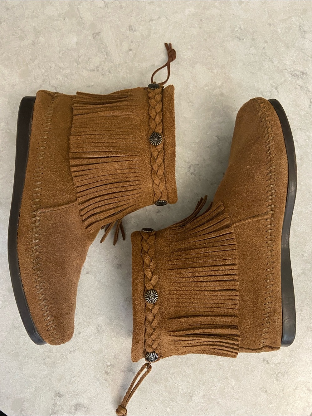 Minnetonka Suede Fringe Moccasin Booties in Chestnut Brown, size 7. Like-NEW - Picture 4 of 14
